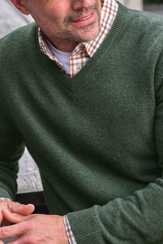 WoolOvers WoolOvers Men's Mens 100% Lambswool V Neck Jumper in Dark Green - 2