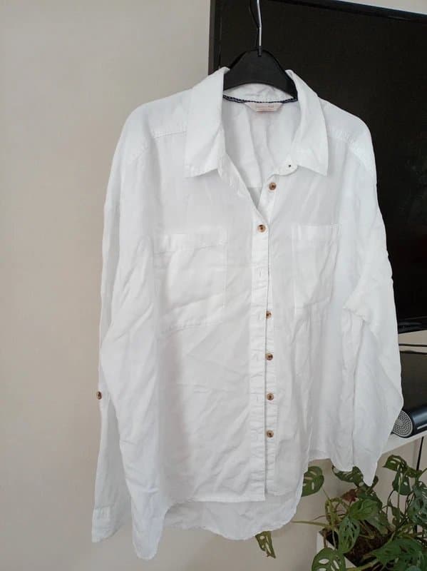 The Unbranded Brand Ladies size 16 lightweight denim button roll sleeve white long sleeve shirt
