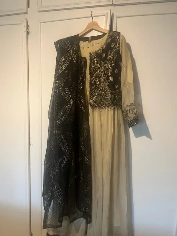 Peshawar Ladies Pakistani kameez /dress with trousers, dupatta and waistcoat