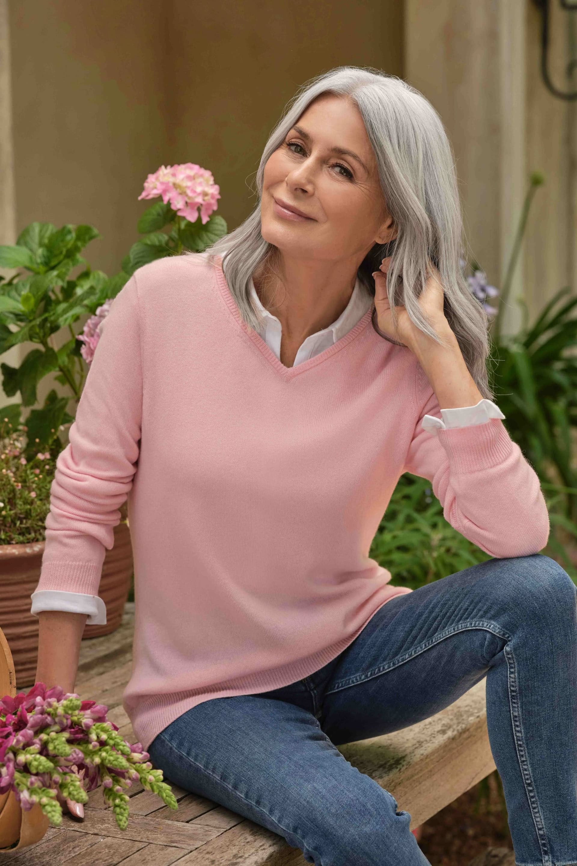WoolOvers WoolOvers Women's Cashmere & Merino V Neck Knitted Jumper in Light Pink