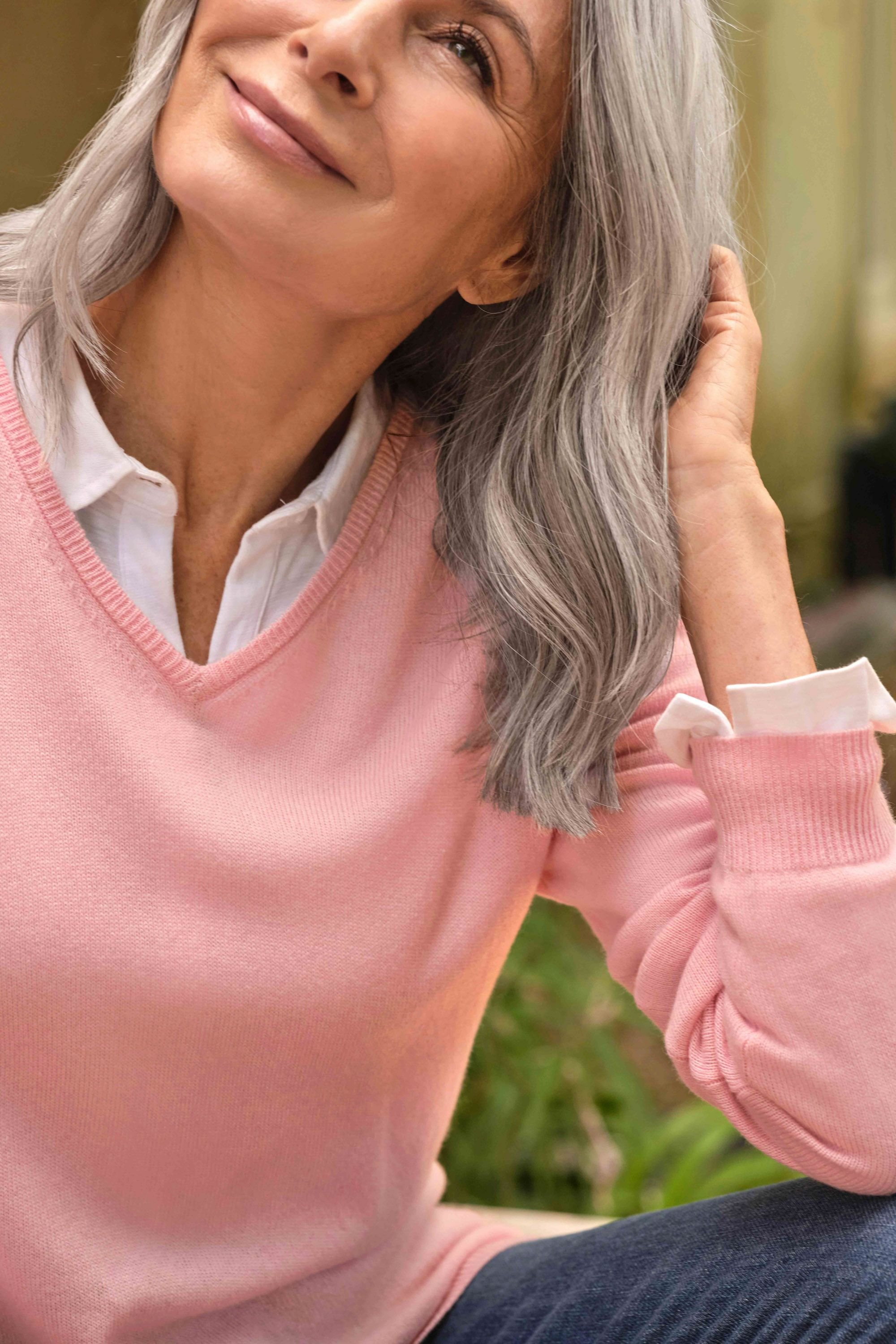 WoolOvers WoolOvers Women's Cashmere & Merino V Neck Knitted Jumper in Light Pink - 2