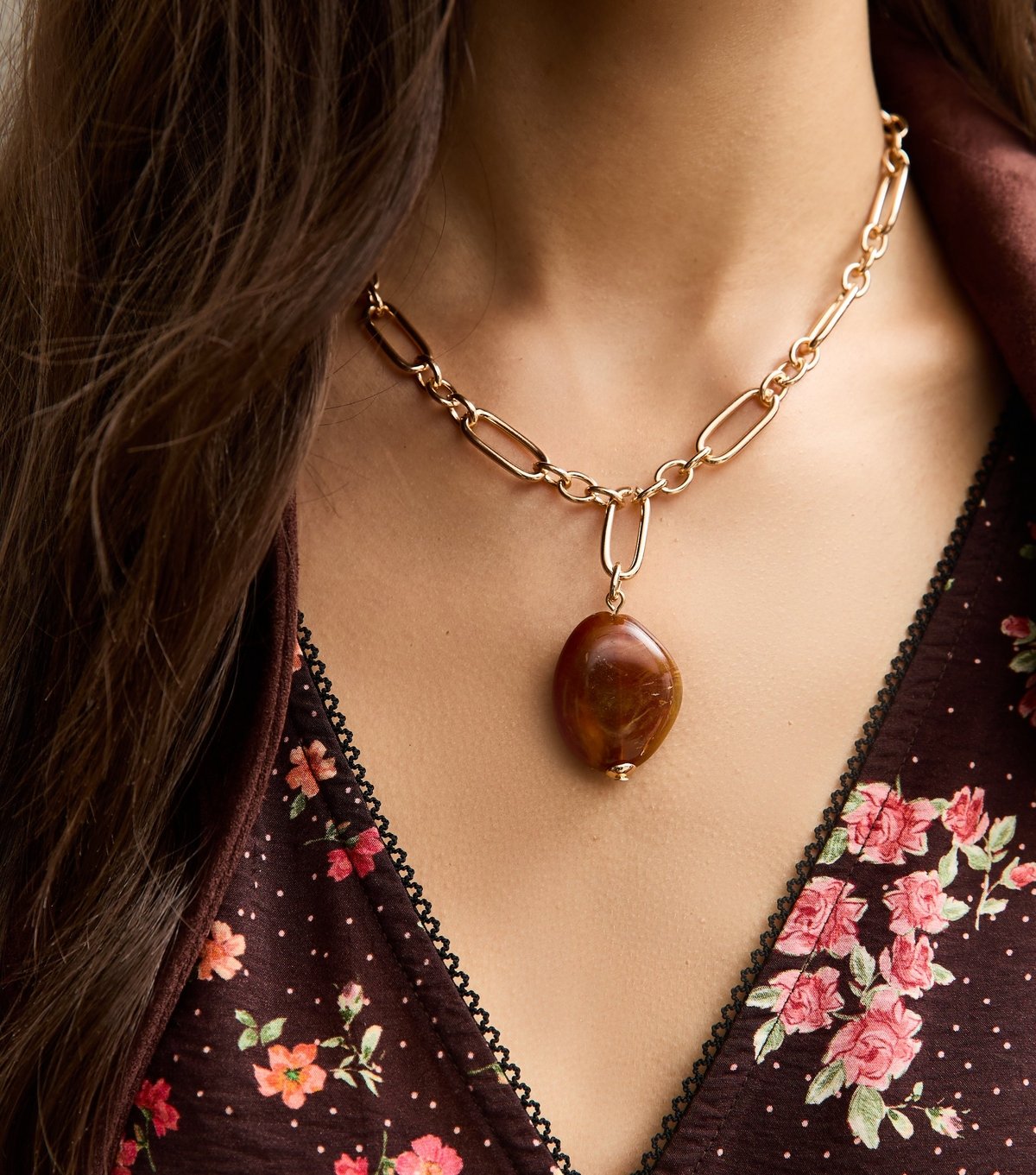 New Look Gold Tone Resin Pendant Chain Necklace New Look - 2