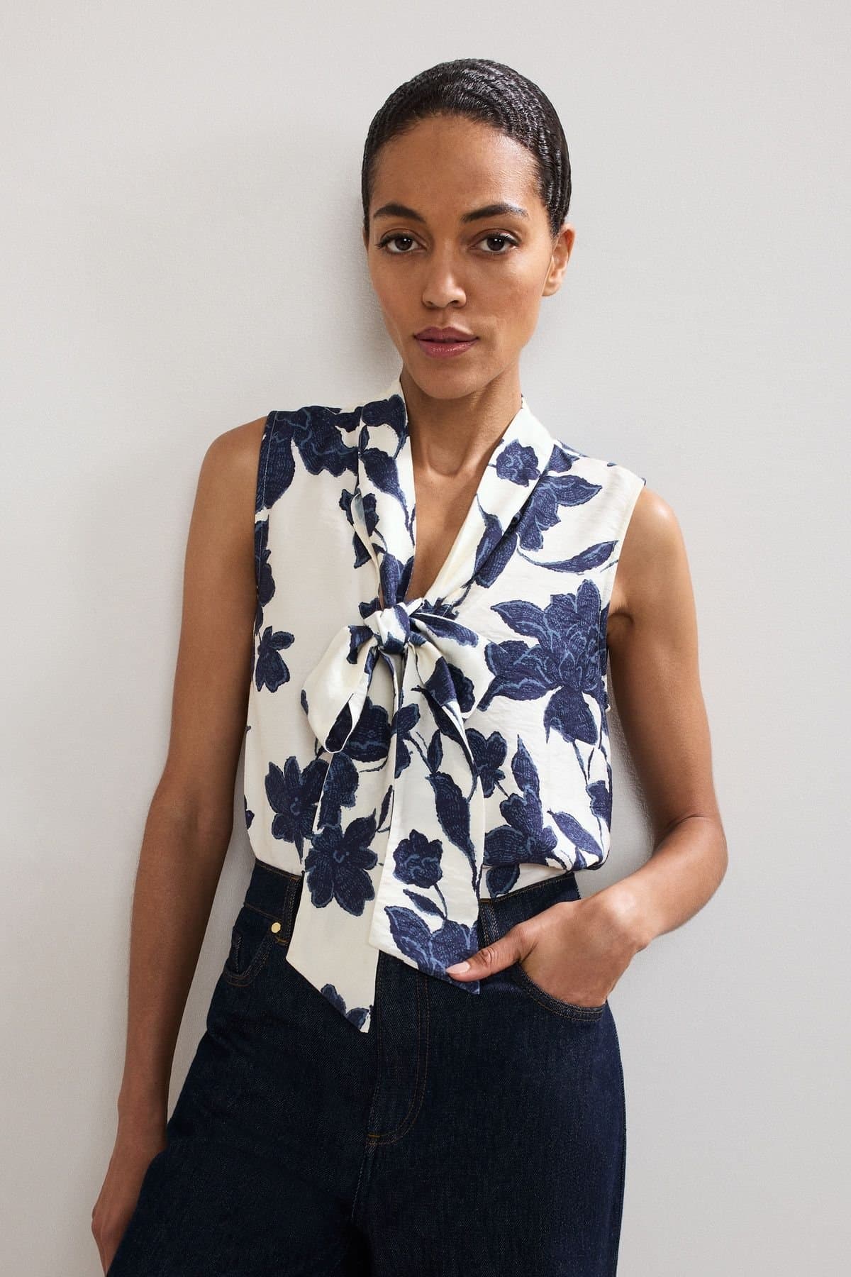 Phase Eight Phase Eight Women's Junie Floral Sleeveless Pussybow Blouse in Navy