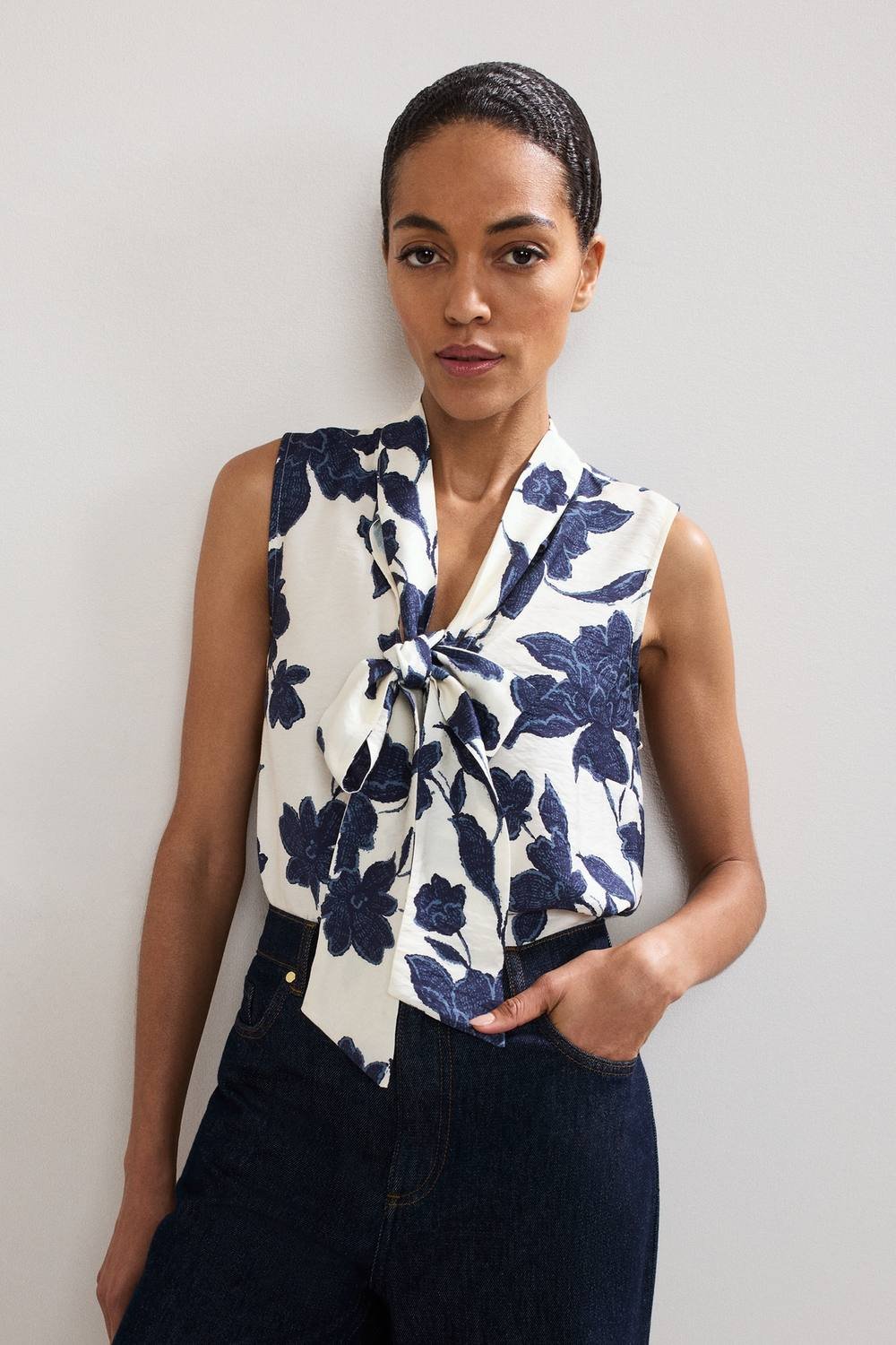 Phase Eight Phase Eight Women's Junie Floral Sleeveless Pussybow Blouse in Navy - 2