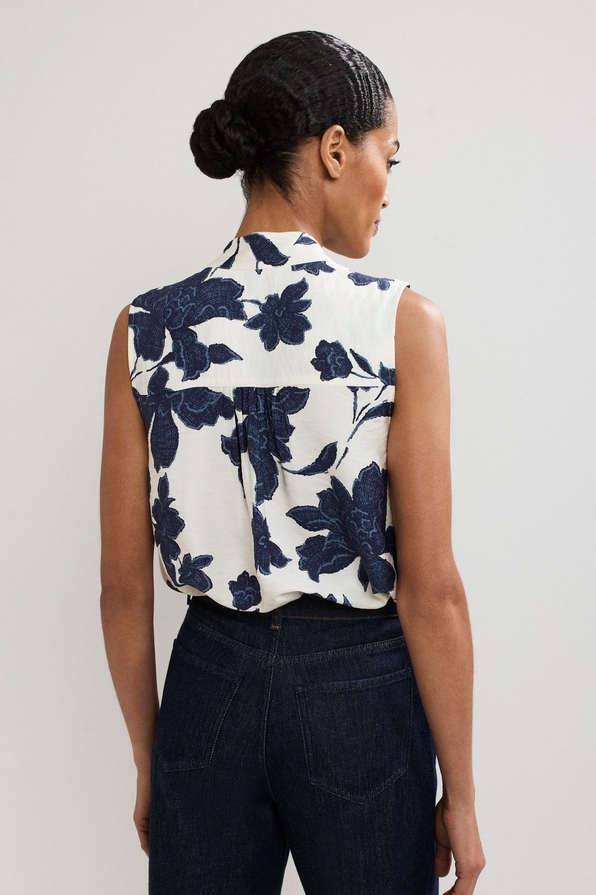 Phase Eight Phase Eight Women's Junie Floral Sleeveless Pussybow Blouse in Navy - 4