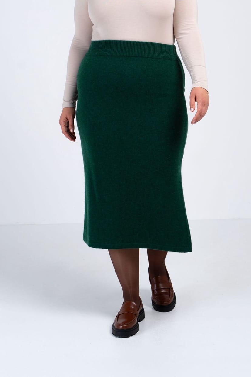 Kettlewell Kettlewell Women's Josie Merino Knitted Midi Skirt in Bottle Green - 1