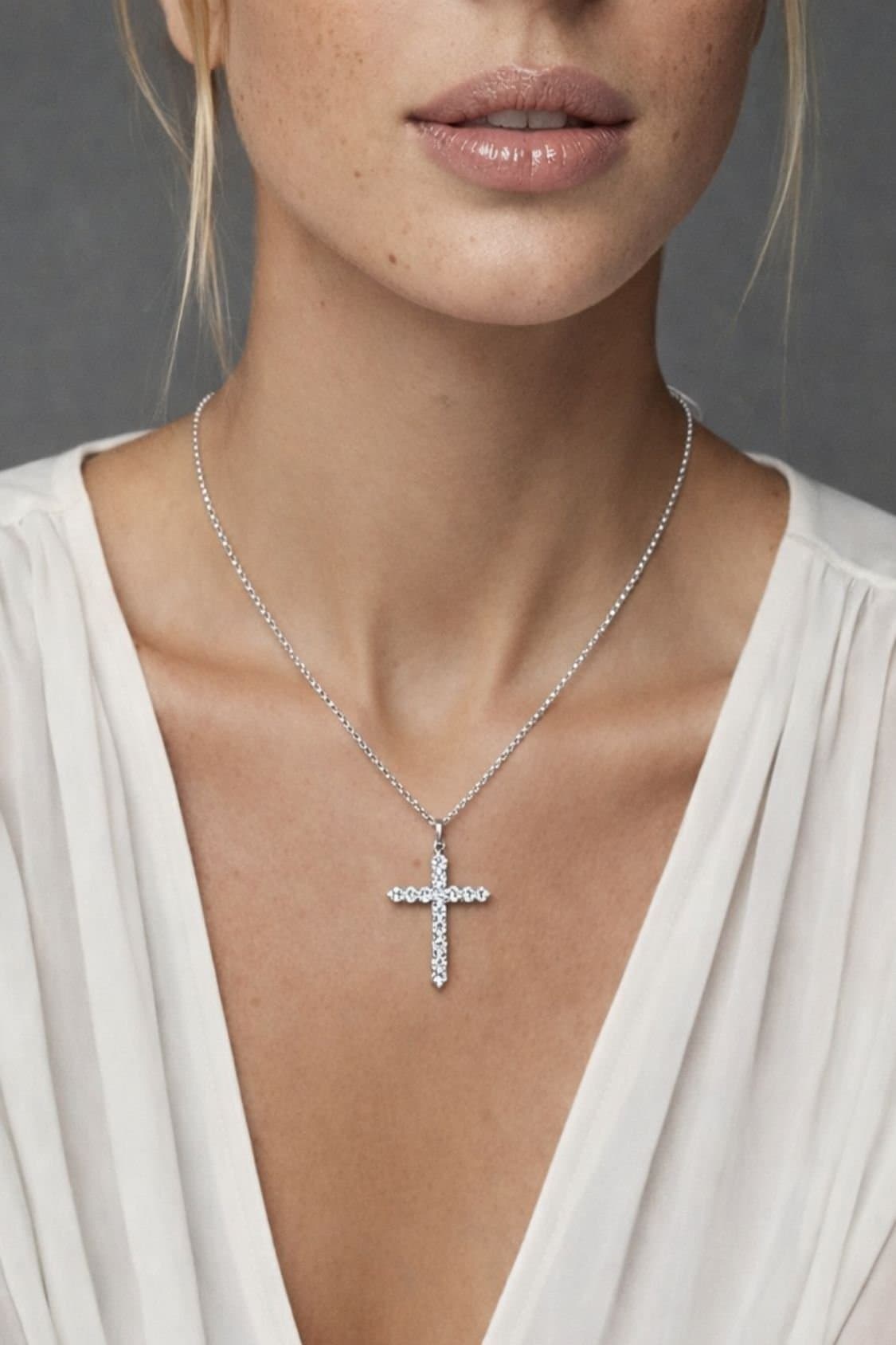 Lovii Lovii Women's Timeless Cross Pendant Necklace with Radiant Detailing in Silver