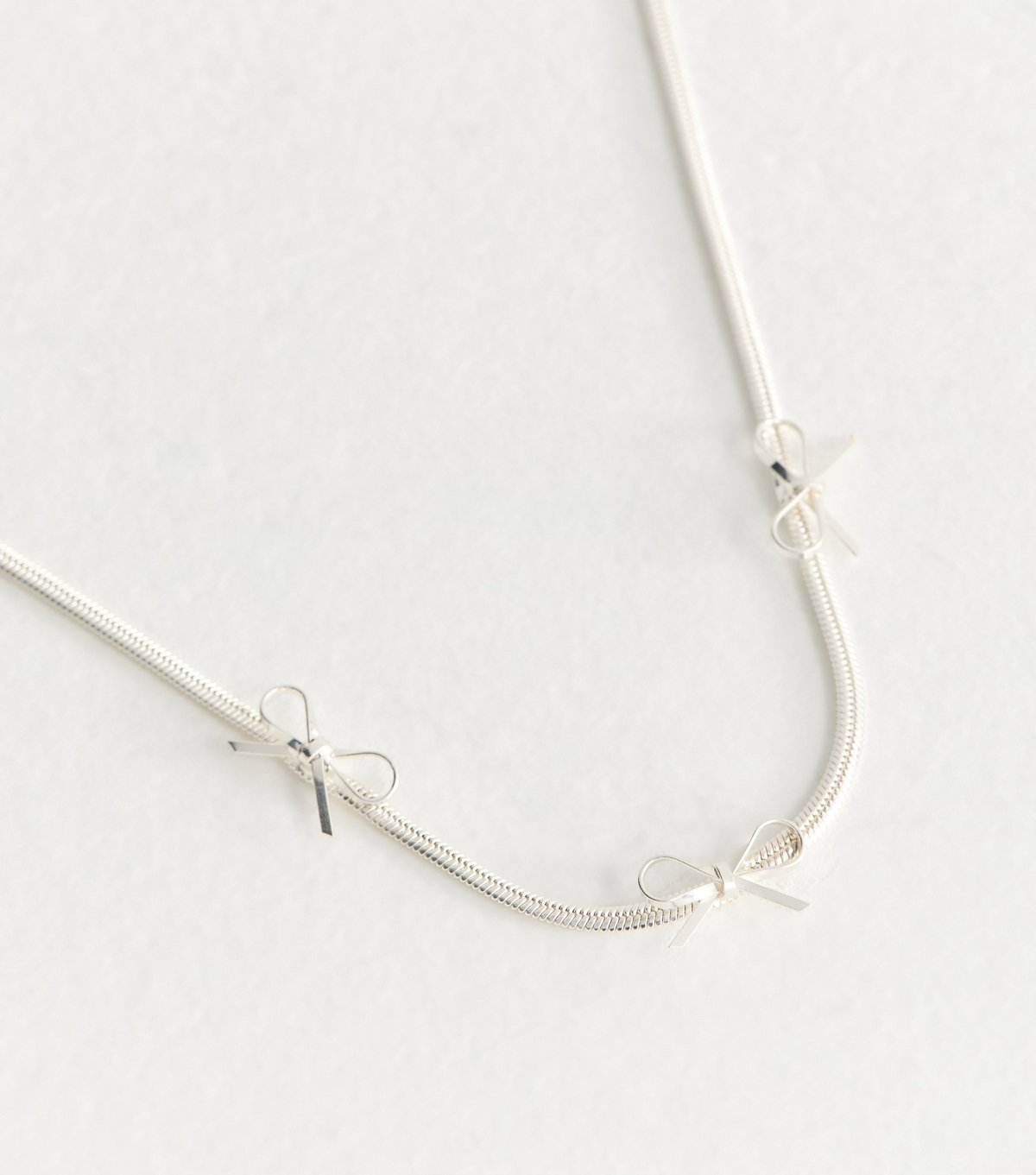 New Look Silver Tone Bow Snake Chain Necklace New Look - 3