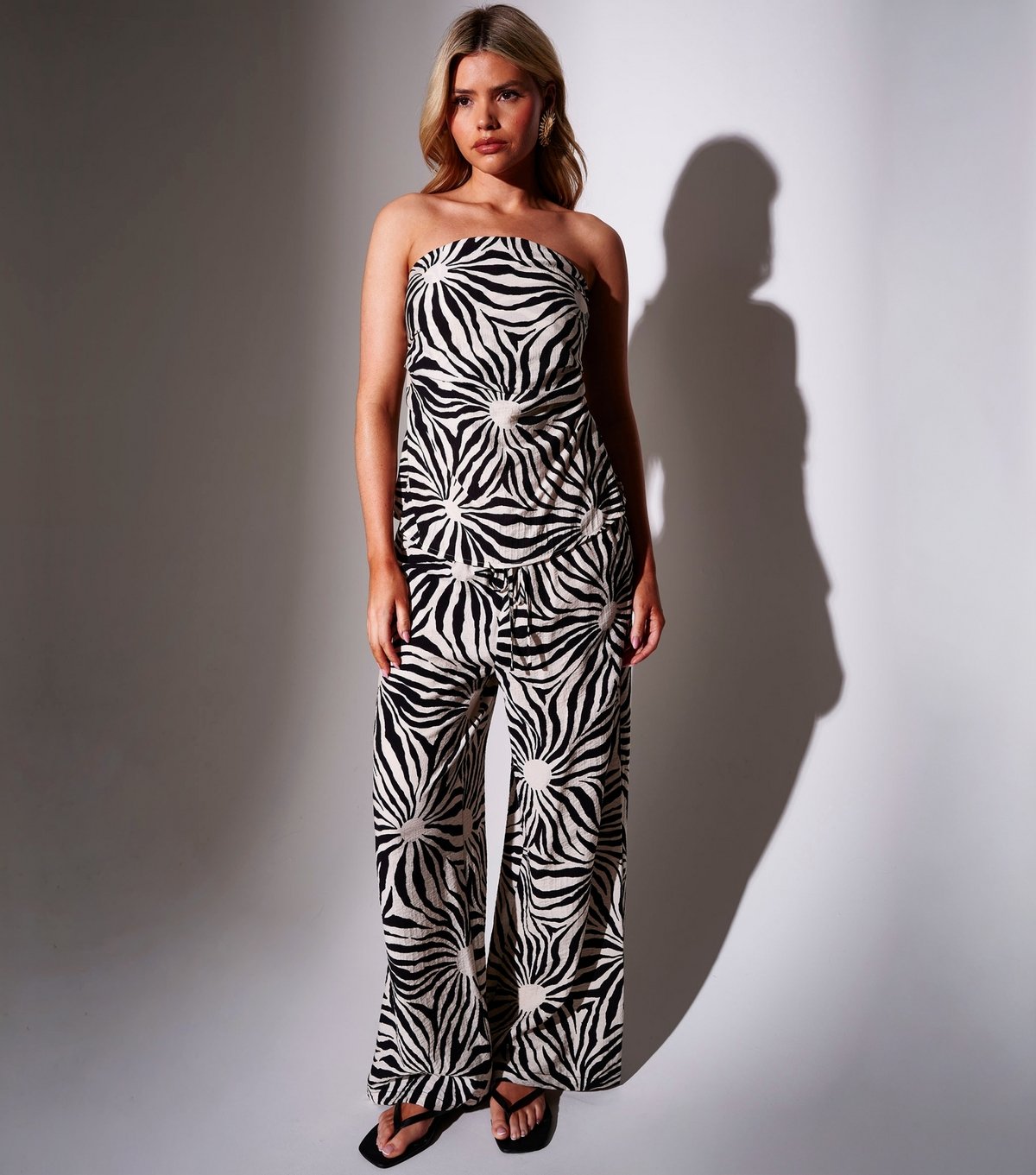 South Beach Women's Black Sunburst Print Textured Wide Leg Trousers South Beach New Look - 1