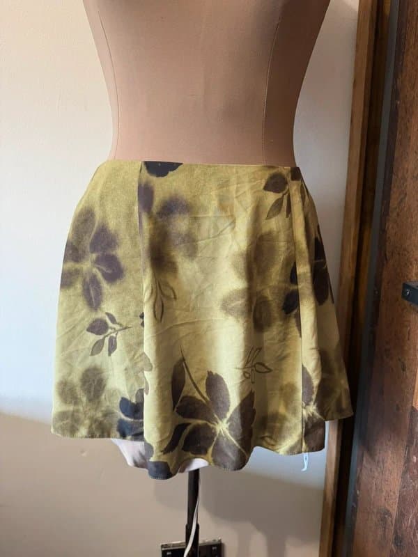 ASOS Design flippy mini skirt in floral print olive khaki flower vintage look size 10