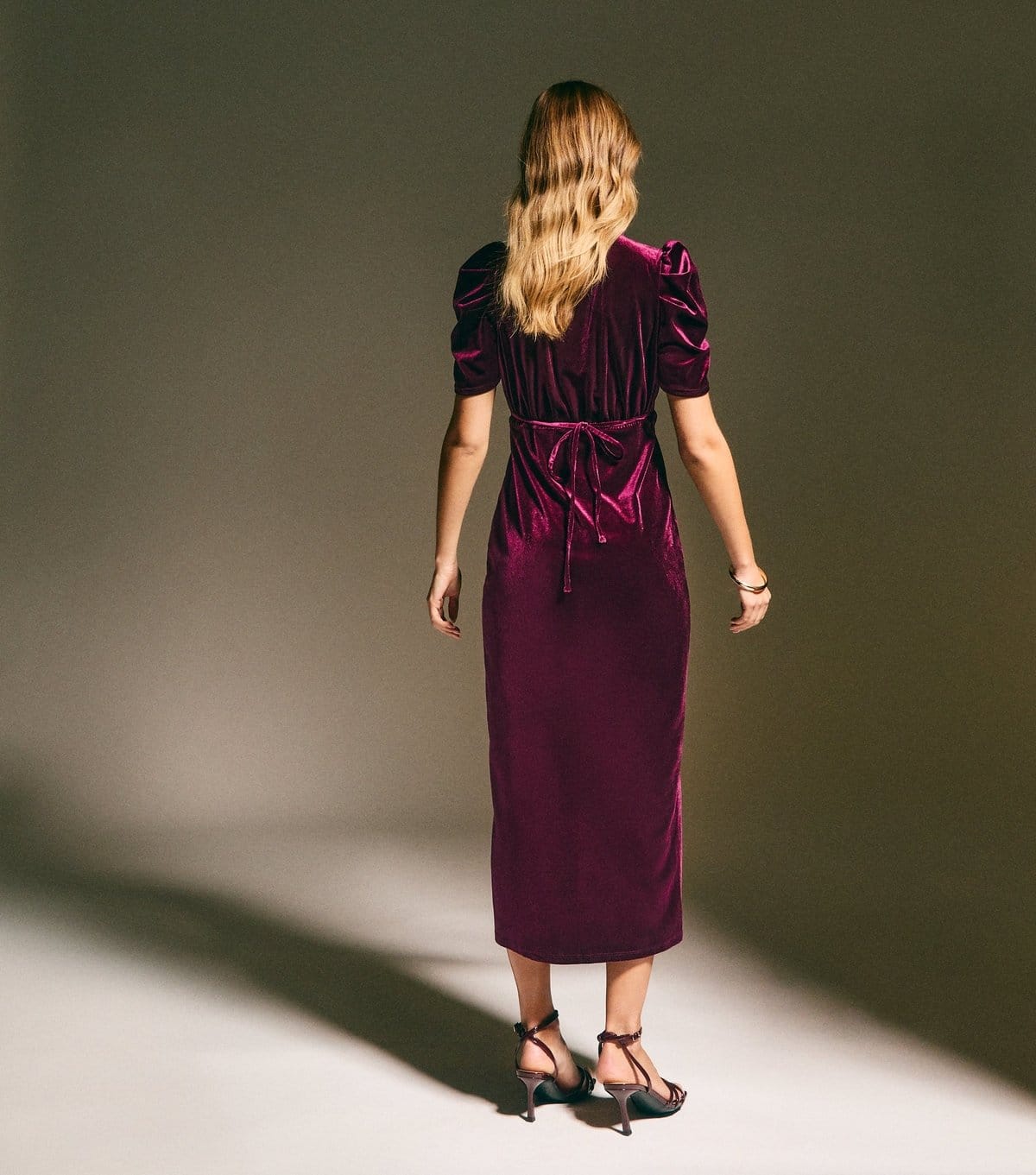 New Look Women's Dark Burgundy Velvet Gathered Sleeve Midi Dress New Look - 4