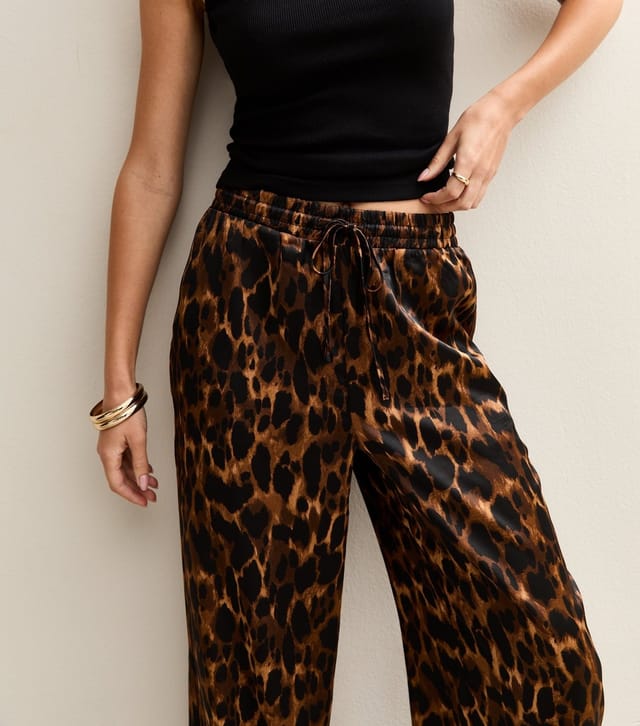 New Look Women's Brown Animal Print Satin Wide Leg Trousers New Look - 2