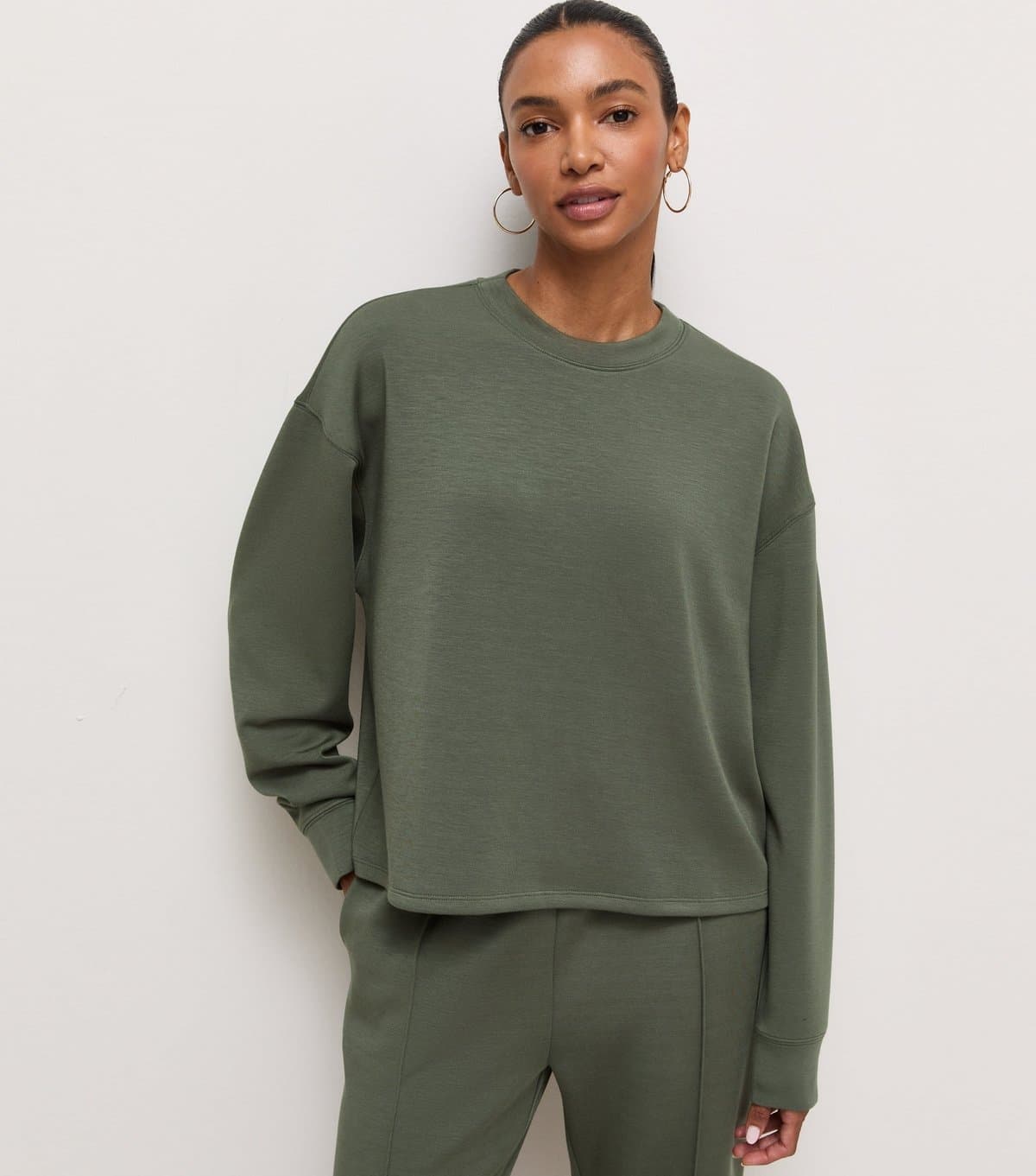 New Look Women's Premium Dark Khaki Relaxed Crew Neck Sweatshirt New Look