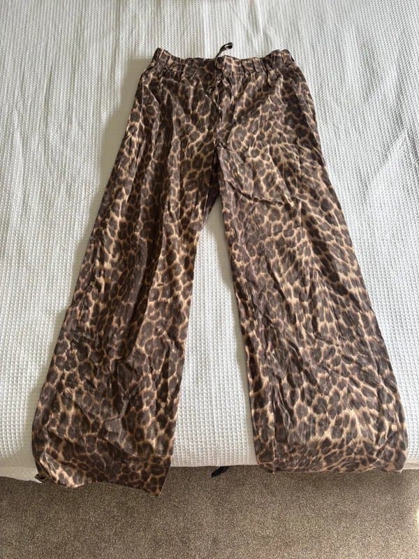 ASOS Design ASOS Poplin Leopard Print Trousers