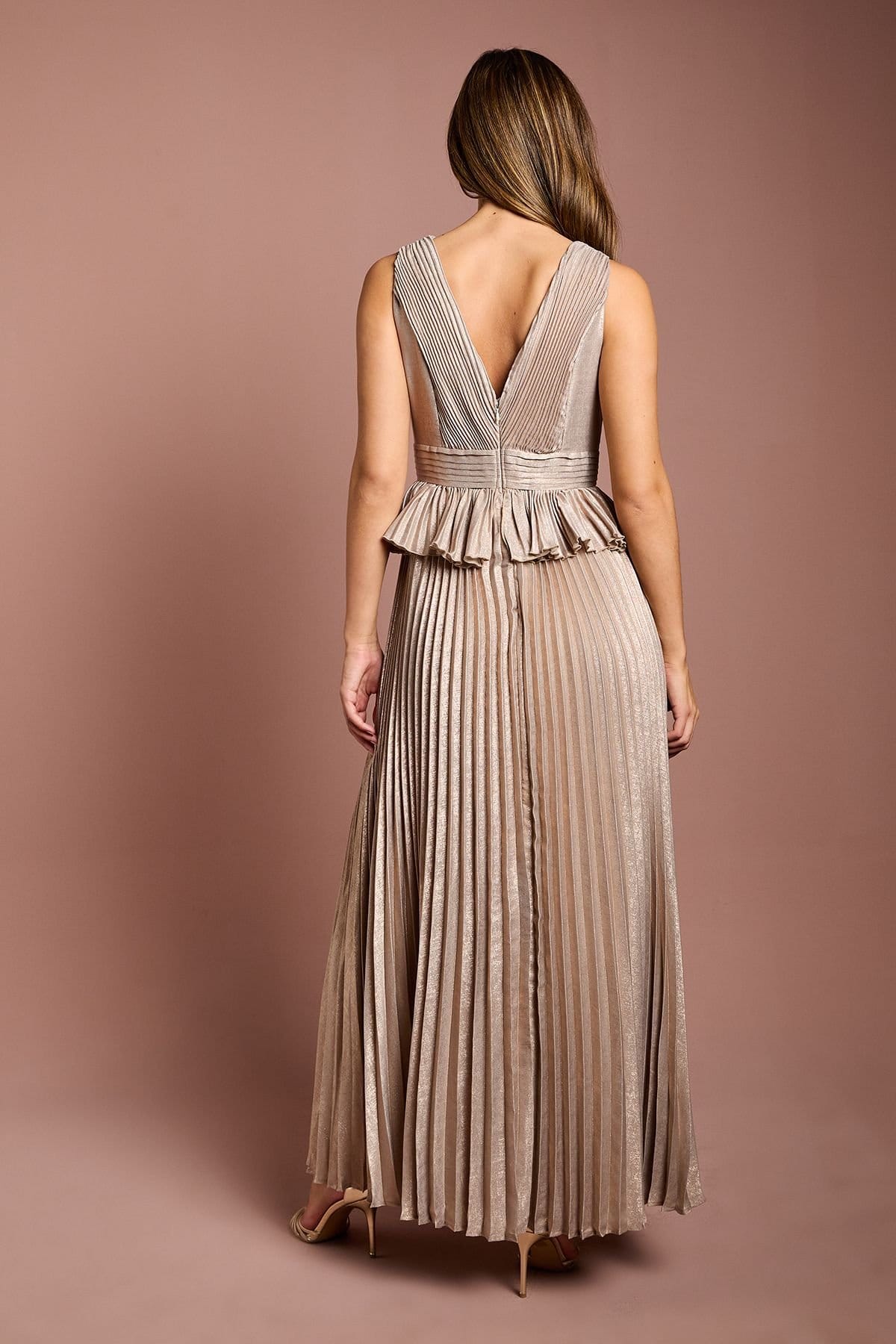 Coast Coast Women's Sleeveless Metallic Pleated Maxi Dress With Peplum in Gold - 4
