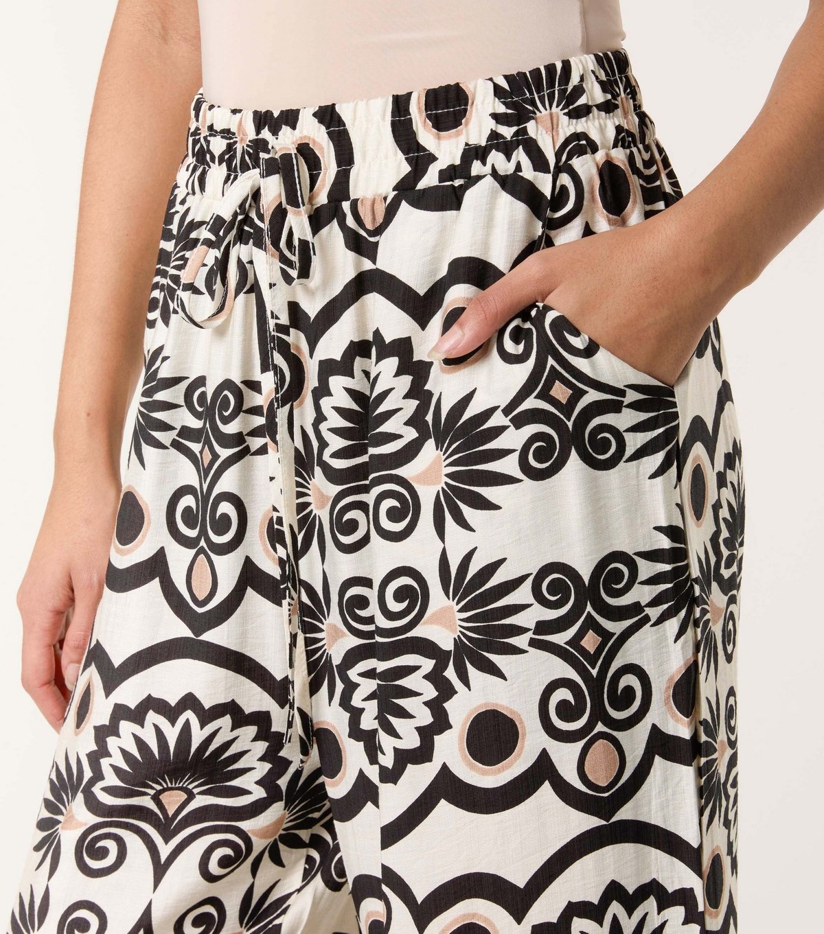 Blue Vanilla Women's Black Pattern Print Wide Leg Trousers Blue Vanilla New Look - 3