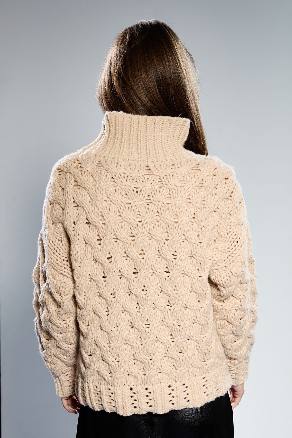 RUNWAY 1.8.1.8 RUNWAY 1.8.1.8 Women's Cable Knit Jumper in Cream - 3