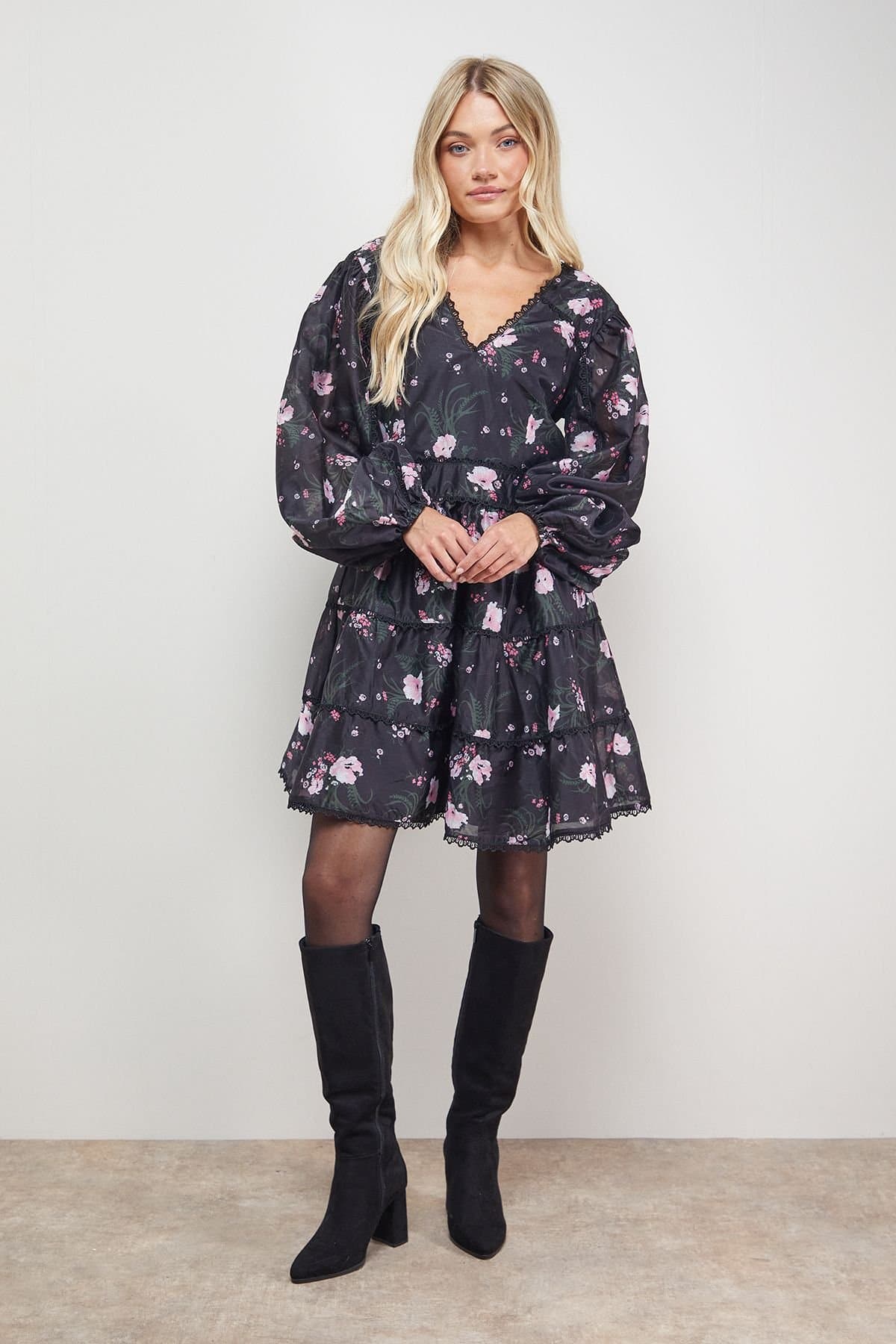 Oasis Oasis Women's Printed Trim Detail V Neck Tiered Mini Dress in Floral