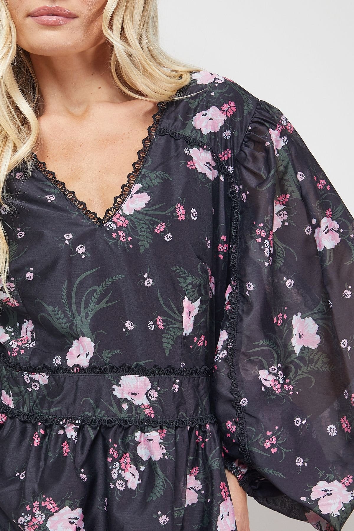 Oasis Oasis Women's Printed Trim Detail V Neck Tiered Mini Dress in Floral - 4