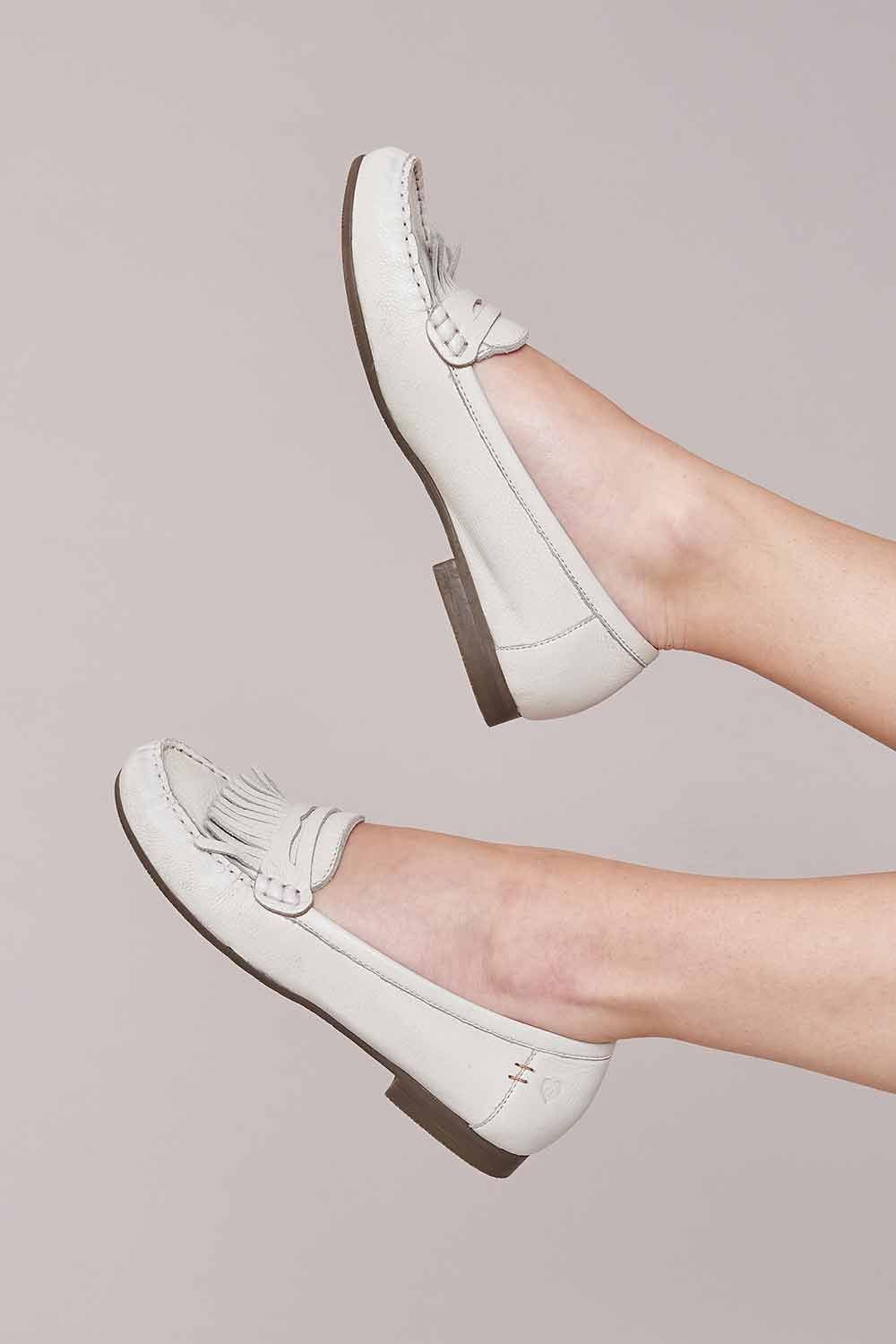 Moshulu Moshulu Women's 'Italian Dressing' Leather Loafers in White - 2