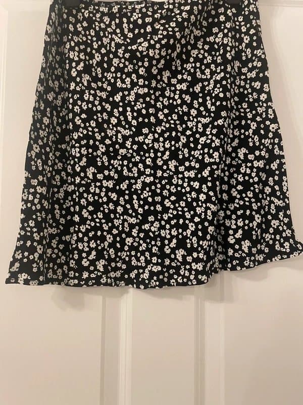 ASOS Lovely summer skirt knee length black and white ASOS size 10 New without tags