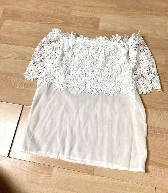 Bardot White lace net crochet Bardot off the shoulders floaty cami top t shirt size small stretchy