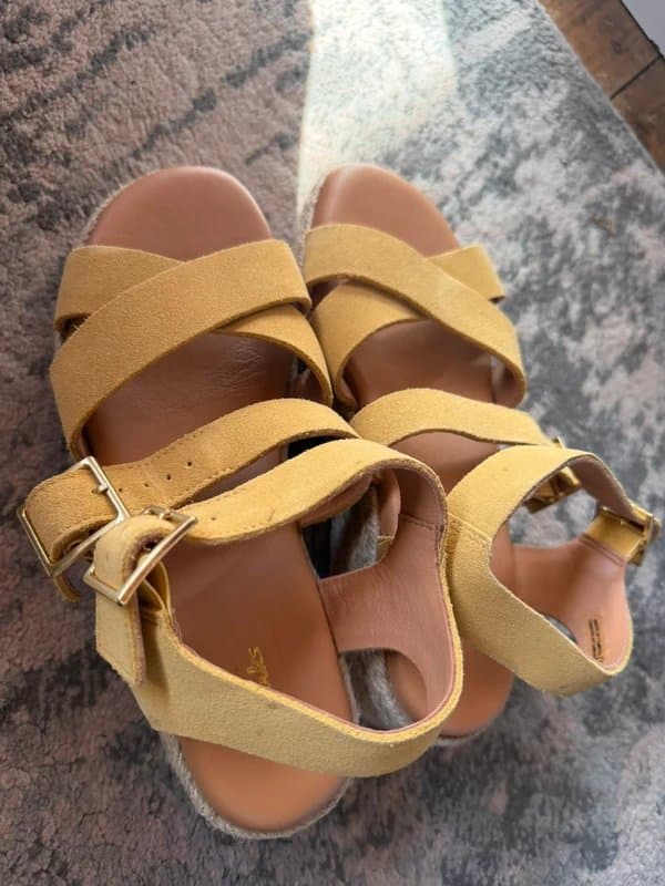 Clarks Clark’s mustard yellow leather strappy wedge sandals. Size 4d