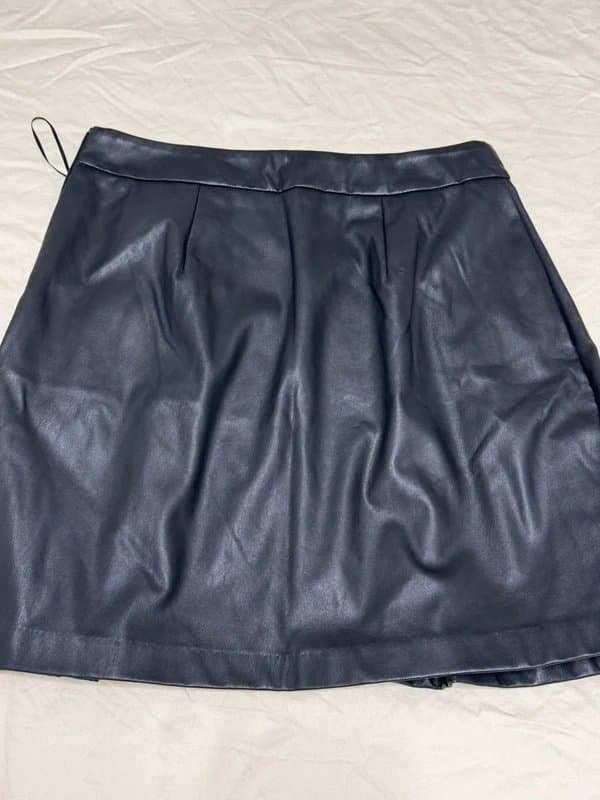 New Look black faux leather pleated skirt #fauxleather #skirt