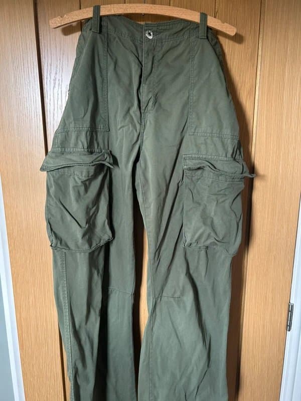 Bershka Bershka cargo pants in khaki size 12 (EU 40)