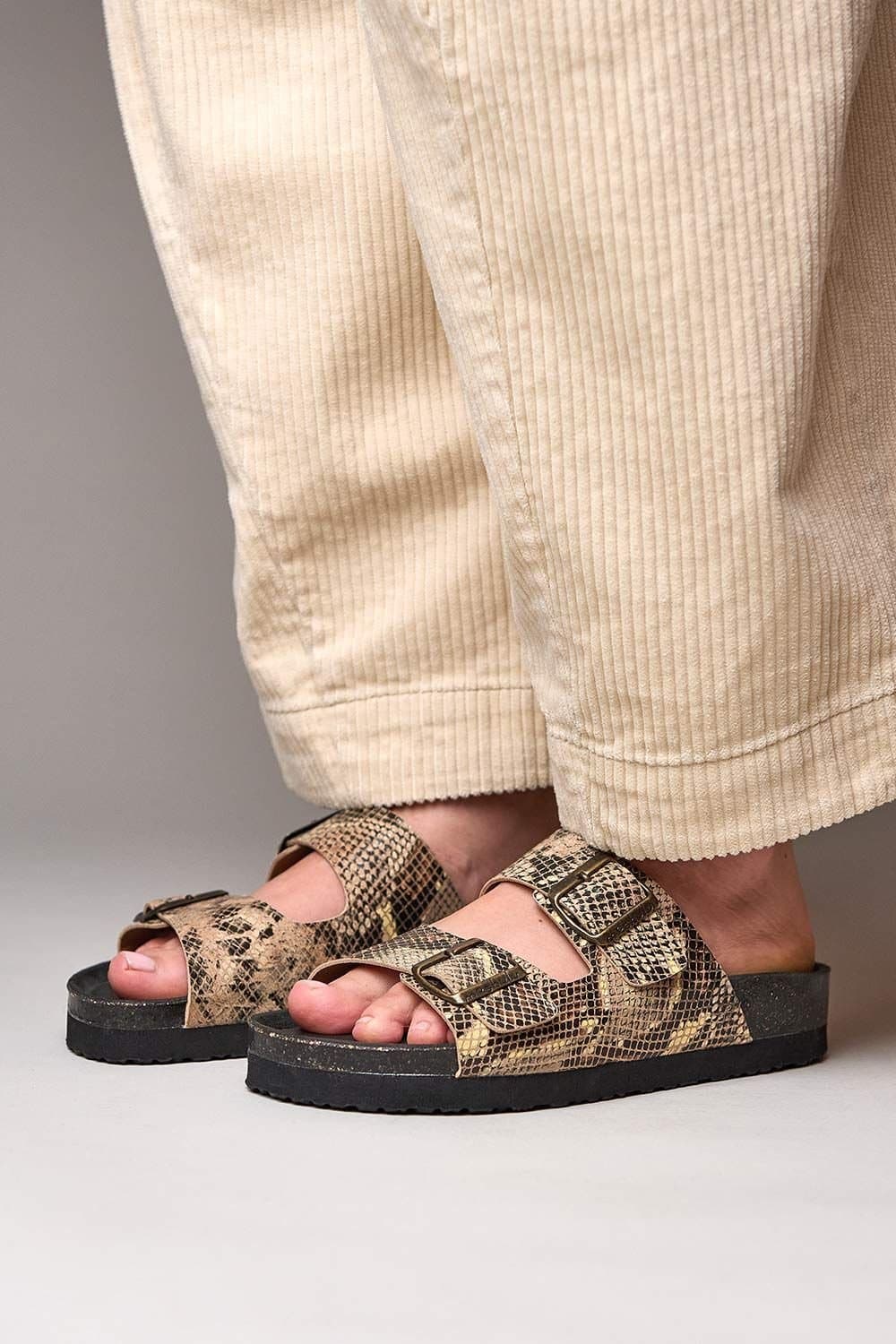 Moshulu Moshulu Women's 'Bavaria Bold' Cork Footbed Sandals in Beige