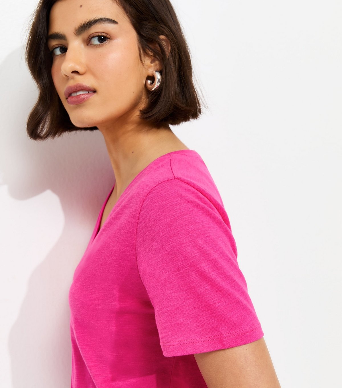 New Look Women's Bright Pink Cotton V Neck T-Shirt New Look - 2