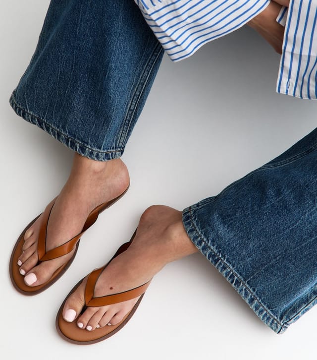 New Look Women's Tan Faux Leather Toe Post Sandals Vegan New Look - 2