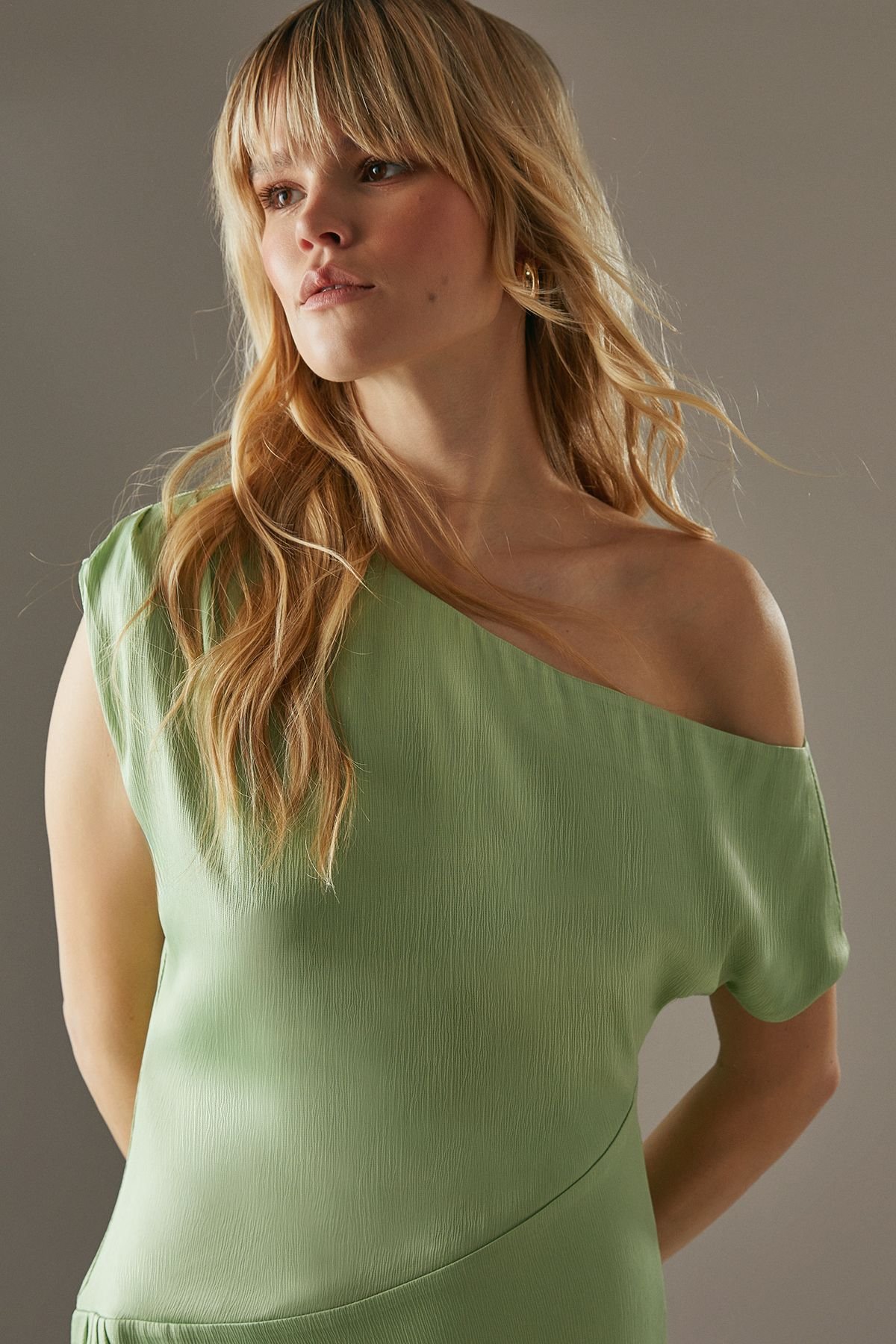 Warehouse Warehouse Women's Crinkle Satin Fallen Shoulder Knot Side Midi Dress in Sage - 4