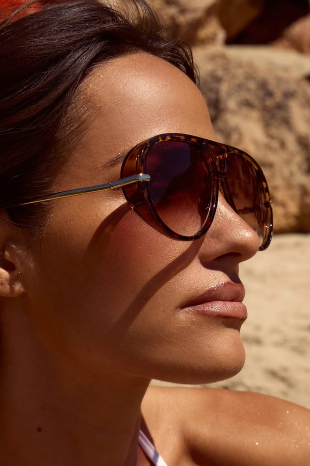 Kaiia Kaiia Smokey Lens Curved Aviator Sunglasses Tort & Gold - 2