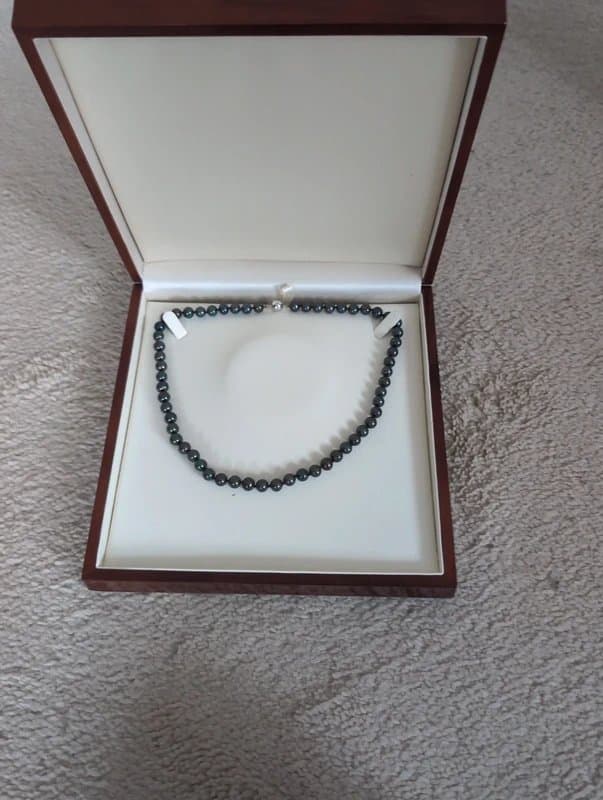 Source Unknown Pearls iridescent dark grey