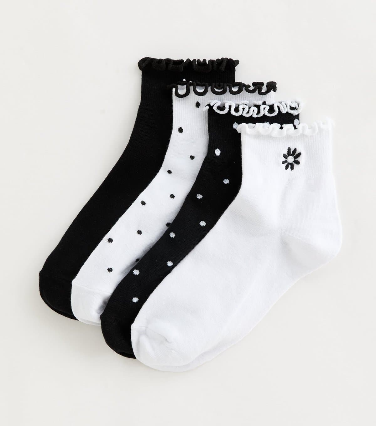 New Look Pack of 4 Black and White Daisy Embroidered Trainer Socks New Look