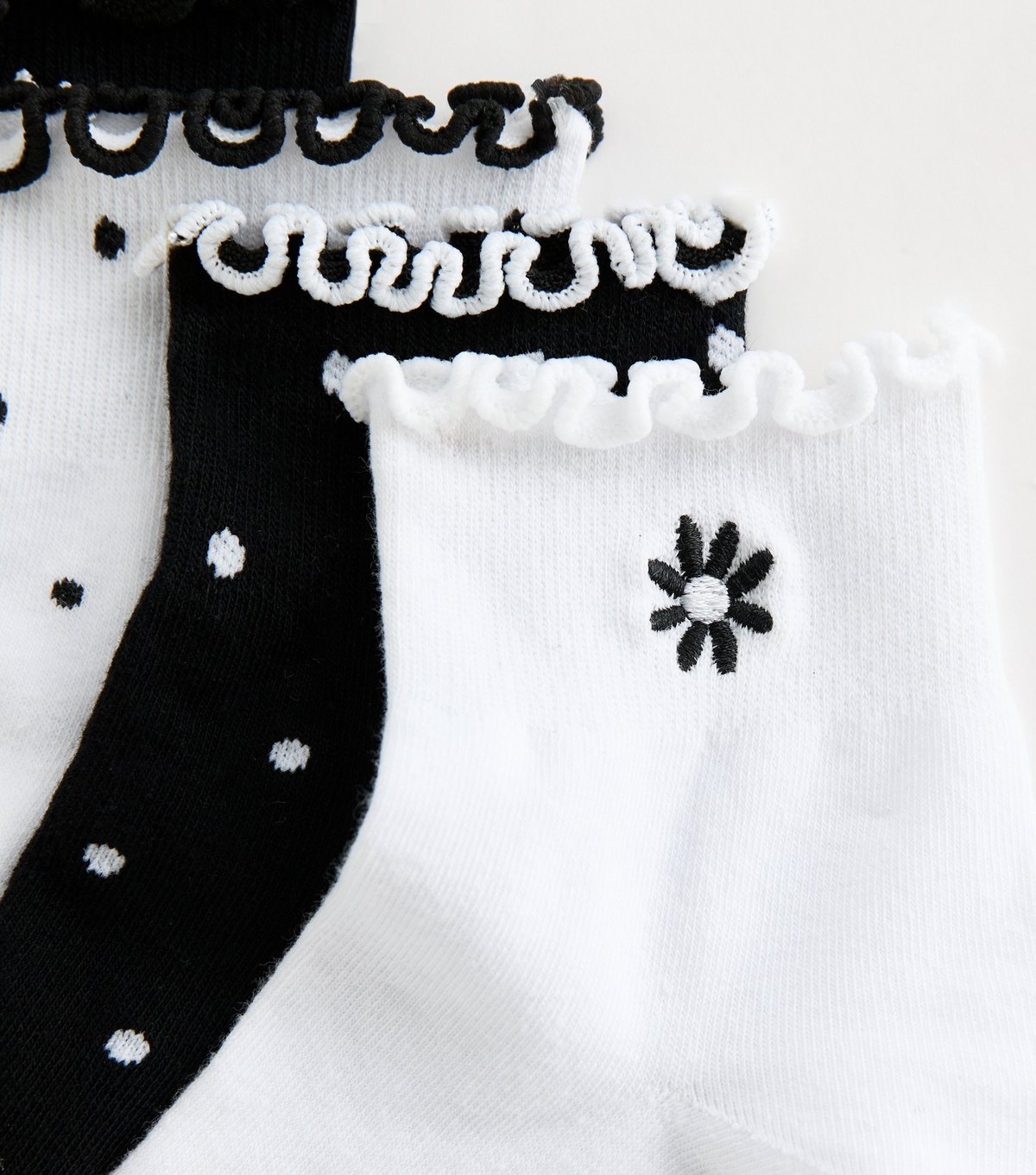 New Look Pack of 4 Black and White Daisy Embroidered Trainer Socks New Look - 2