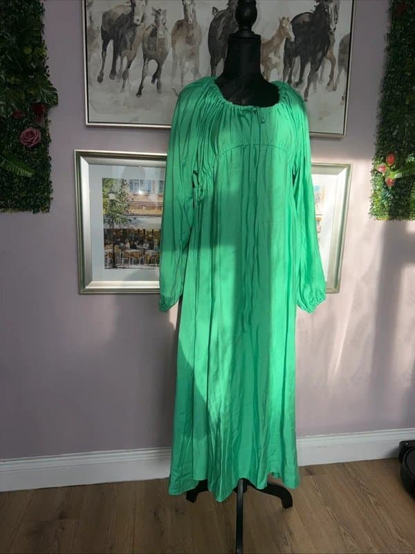 Topshop Topshop Textured Ruched Channel Midaxi Dress in Green, size 10