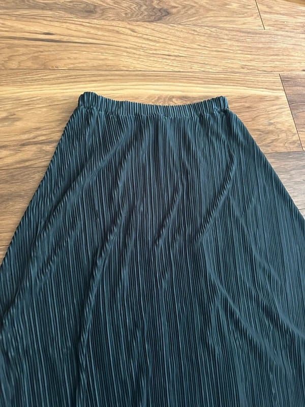Missguided Missguided Dark Forest Green Pleated Midi Skirt | Dark Academia | Parisian Chic | Size 8