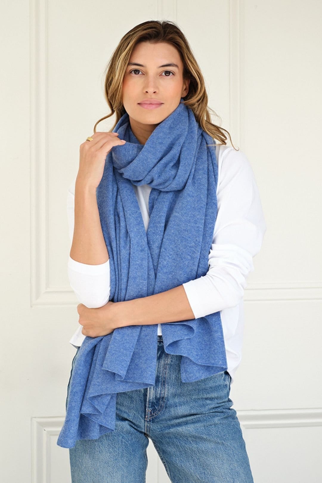 Cove Cove Women's Lola Cashmere Travel Wrap in Mid Blue - 4