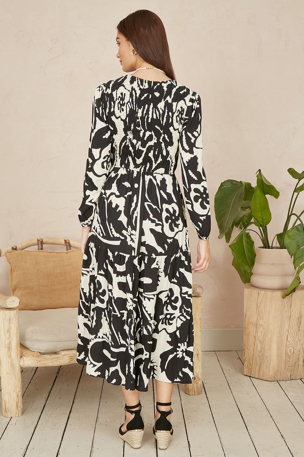 Yumi Yumi Women's Black Abstract Print Ruched Midi Dress With Long Sleeves - 4