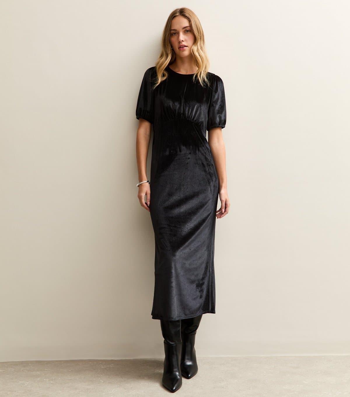New Look Women's Black Velvet Puff Sleeve Midi Dress New Look