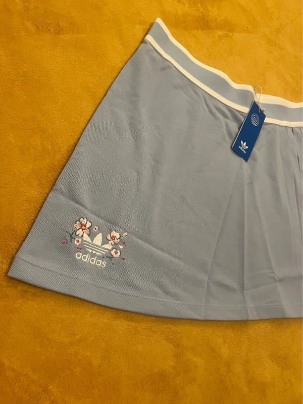 adidas Originals Adidas Originals pleated skirt in blue - floral logo