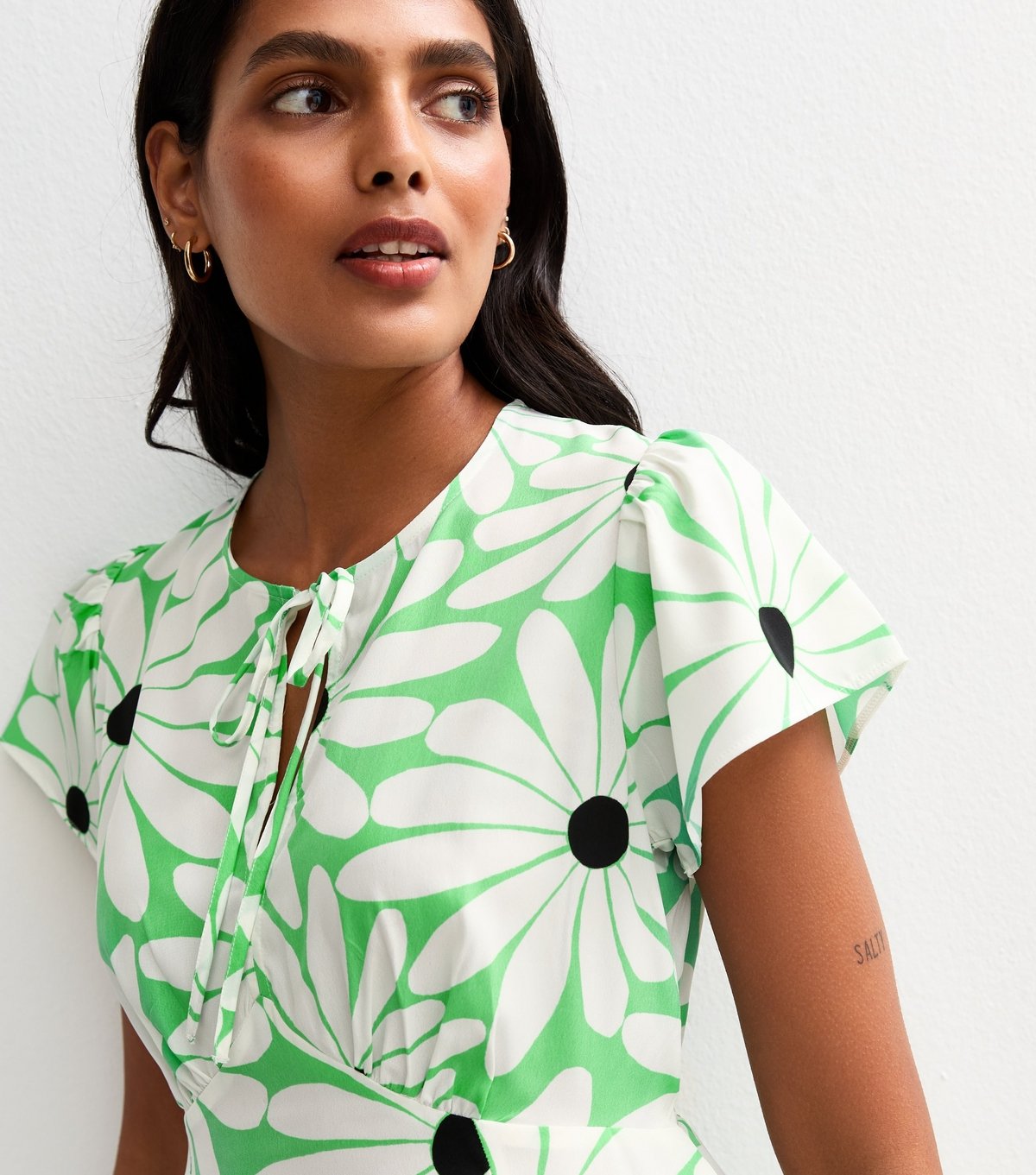 New Look Women's Green Daisy Print Tie Neck Mini Tea Dress New Look - 2