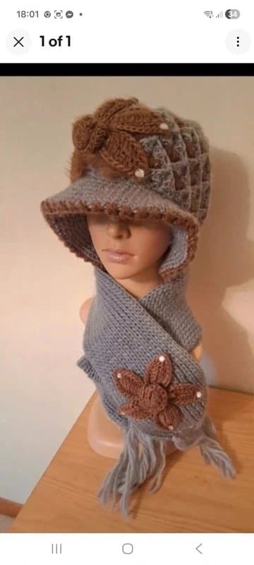 Lovely Hat & scarf set in grey & Tan