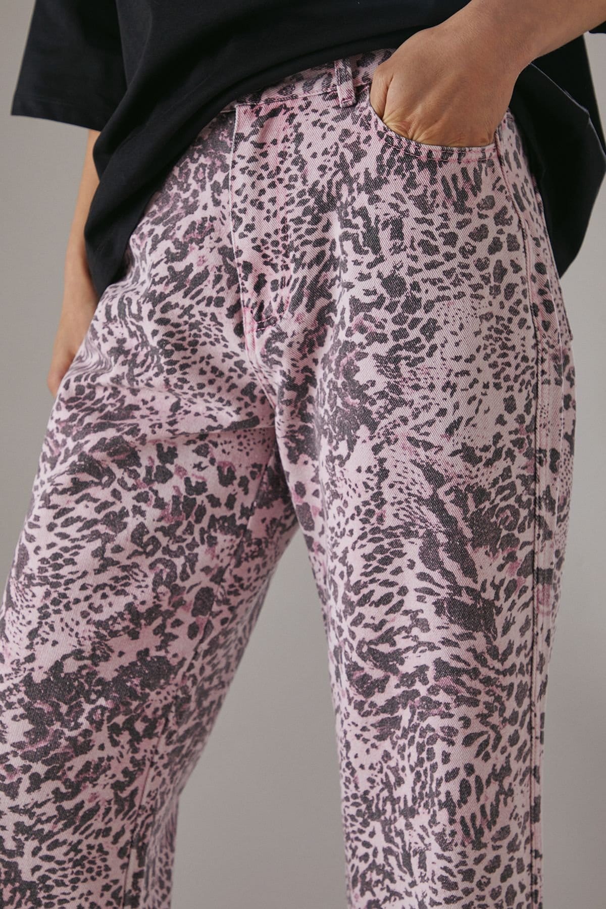 Warehouse Warehouse Women's Printed Denim Low Rise Dad Jeans in Leopard - 4