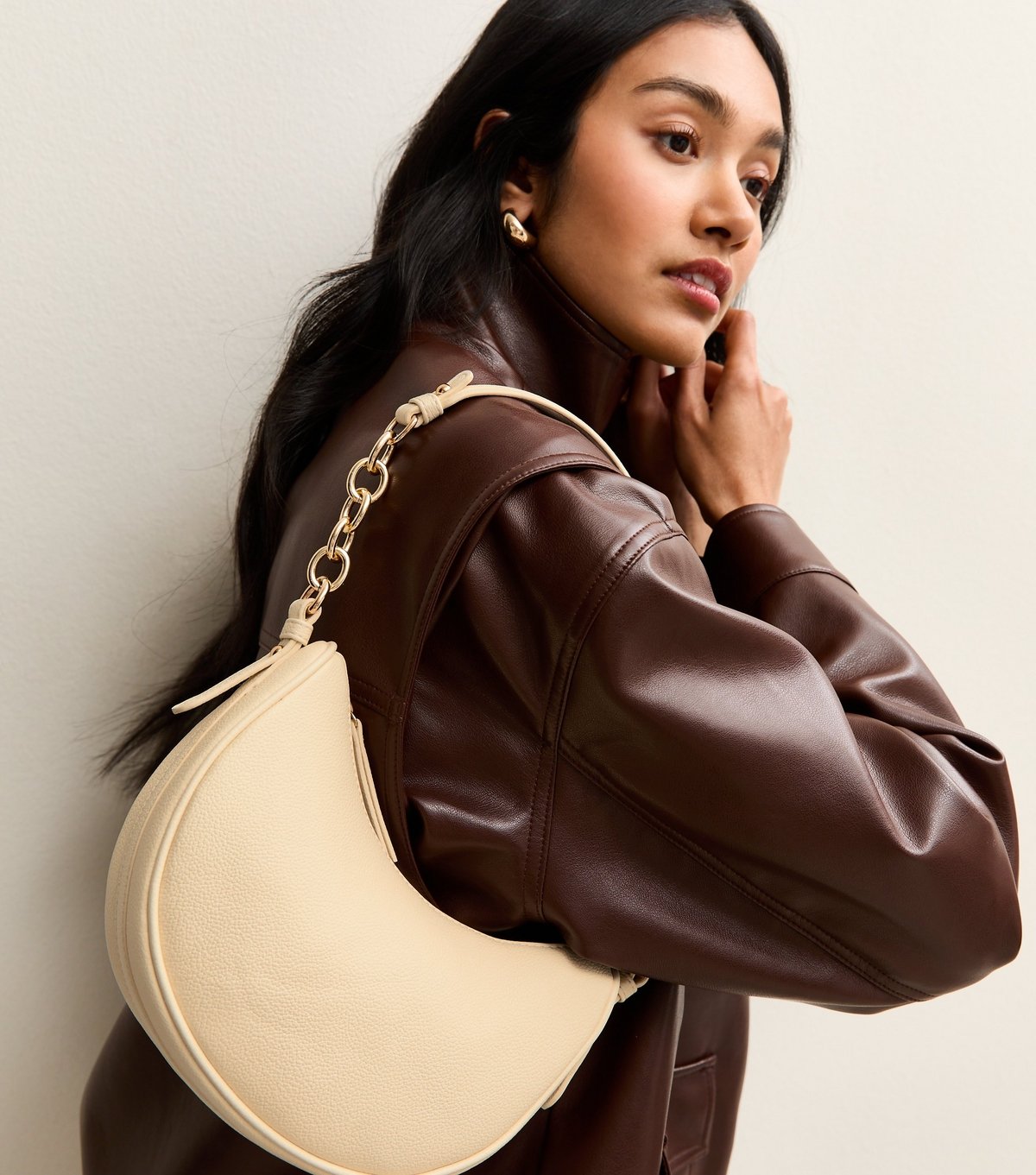 New Look Cream Faux Leather Scooped Chain Shoulder Bag New Look - 2