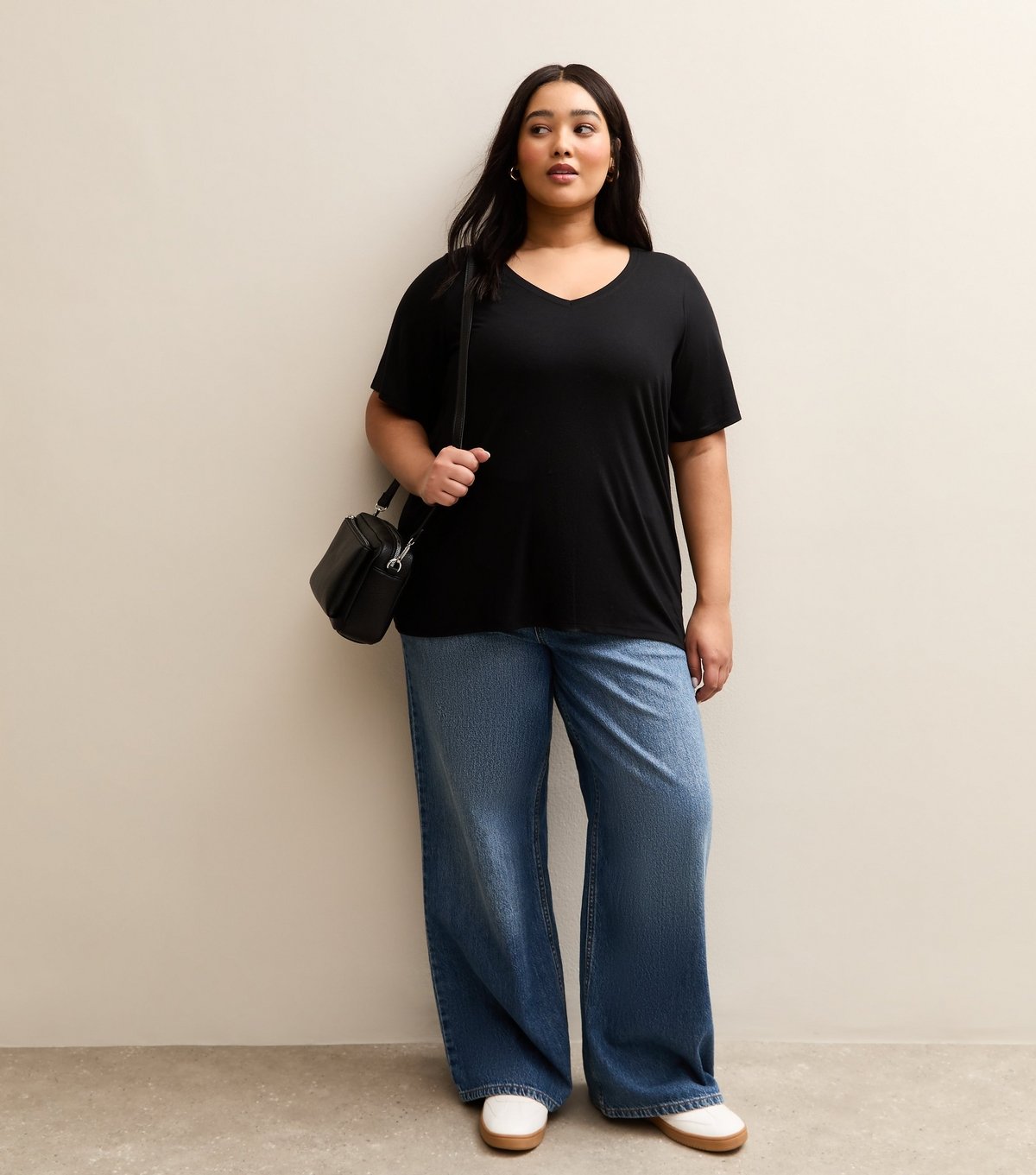 New Look Women's Plus Size Black V-Neck T-Shirt Curves New Look - 3