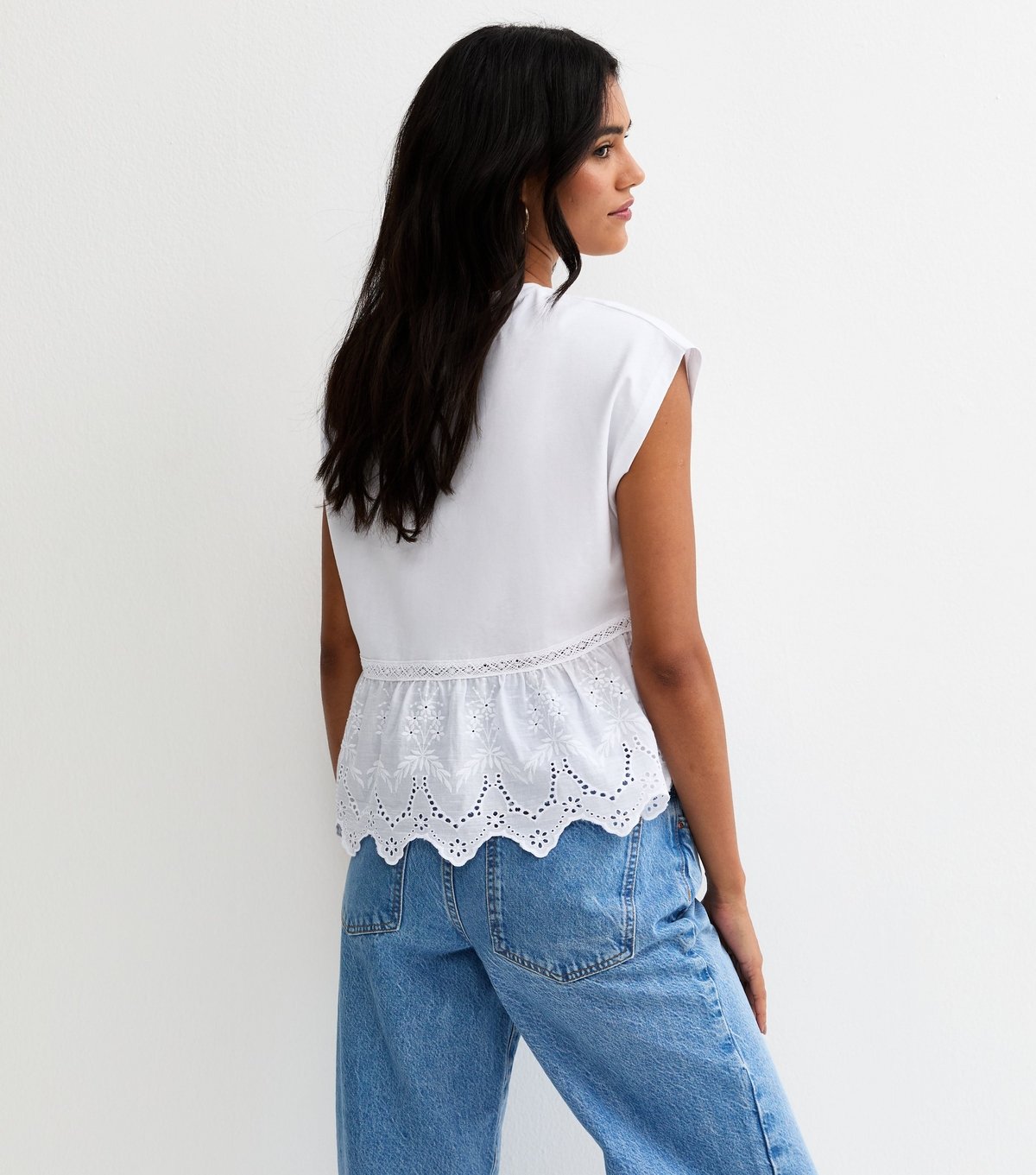 New Look Women's White Broderie Anglaise Hem T-Shirt New Look - 4