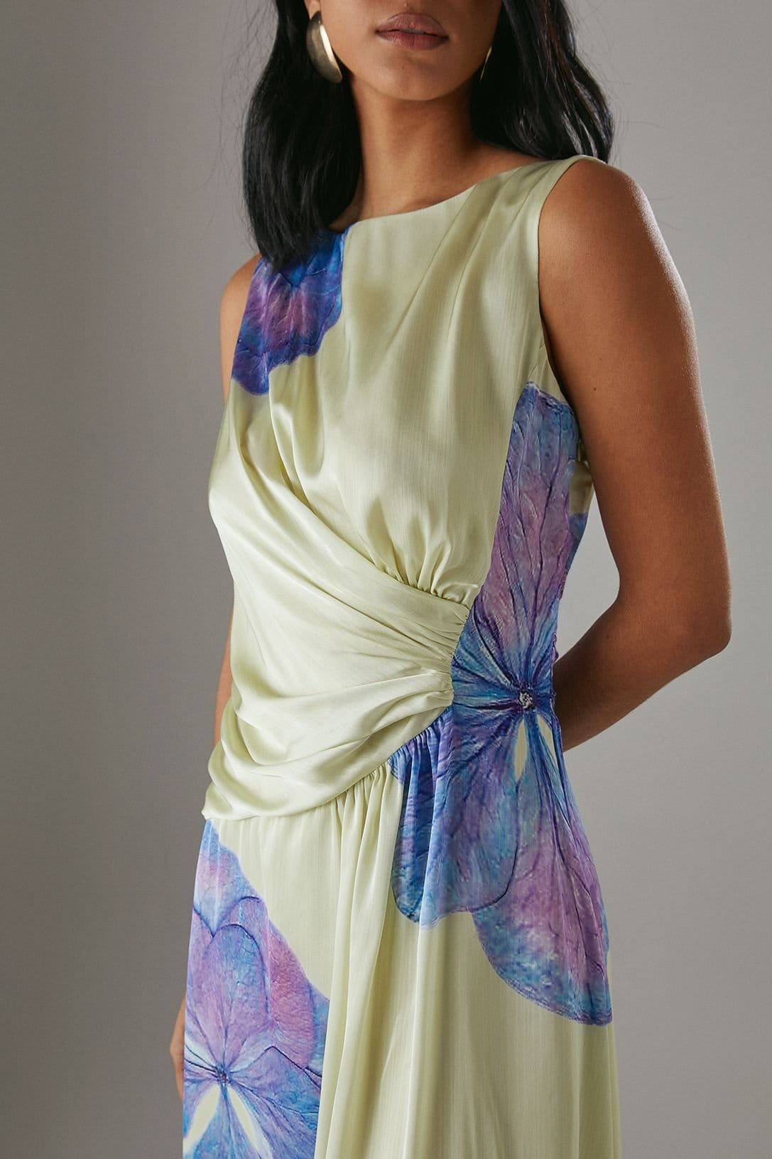 Warehouse Warehouse Women's Printed Satin Sleeveless Knot Front Asymmetric Hem Midi Dress in Floral - 4
